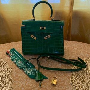 Elegant Green Crocodile Pattern Handbag